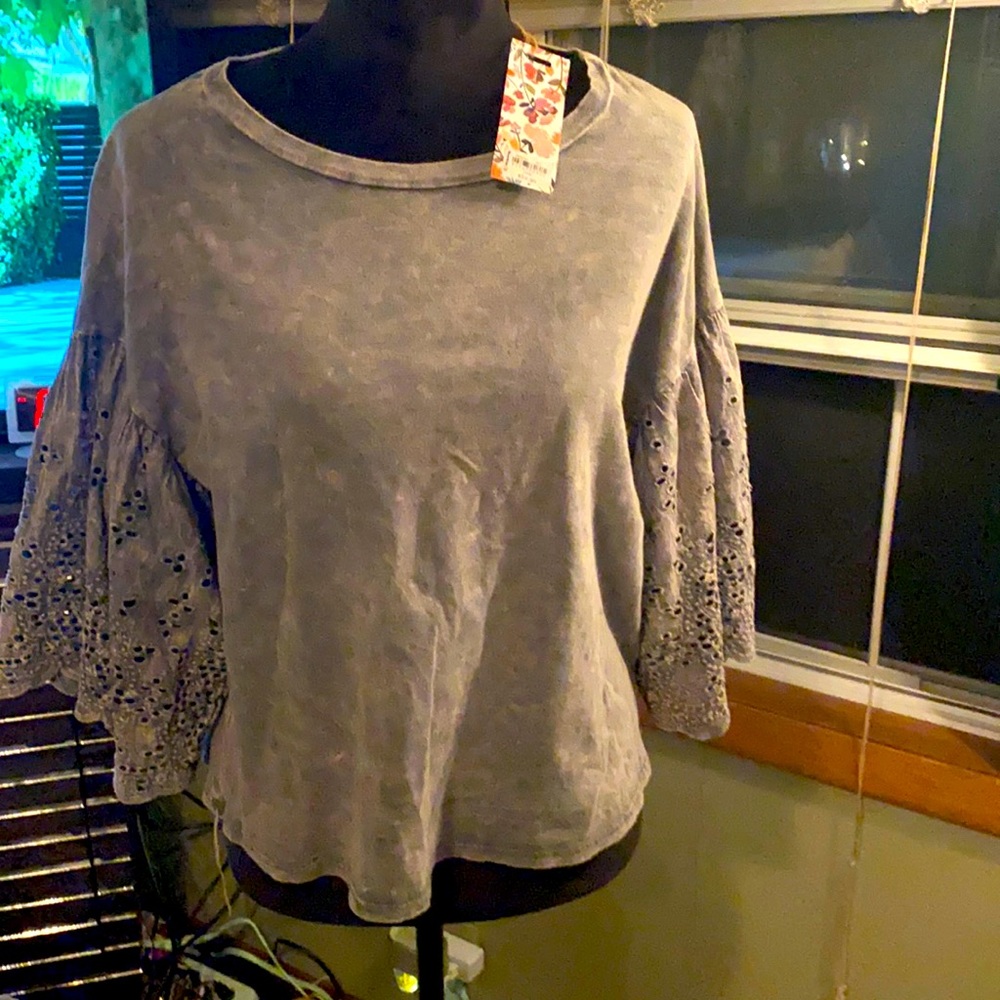 Bell sleeve shirt